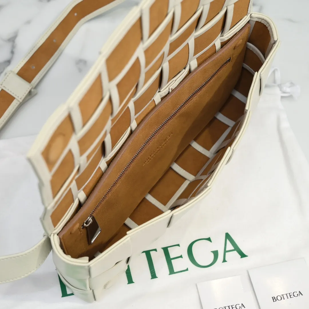Special price 800🉐️B’s Rubik’s Cube Bag. The shoulder strap logo is simple and triangular🔻. It is officially introduced as a crossbody bag, but it can be used as a chest bag, a waist bag or in the hand. It feels great in the hand, and the shoulder strap can also be used as a belt. This design is relatively niche and not easy to hit! Men's bags are really popular these days. They are unisex and can also be used as couple's styles👩‍❤️‍💋‍👨. The shape is a classic lntrecciato woven design, with magnetic buckle, waxed calfskin + suede lining, showing classic elements, low-key without losing quality🧚🏻‍♀️ Size: 24x14x4cm 6712#